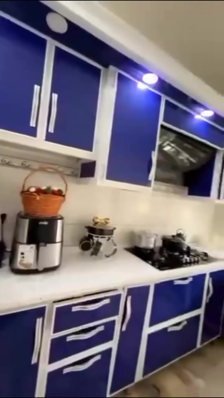 السلام عليكم مطبخ كامل مع طباخ مع حمالة صياني أو حمالة مواعين أو مكان ثلاجة والسعر بل خاص رقم الهاتف ***********
