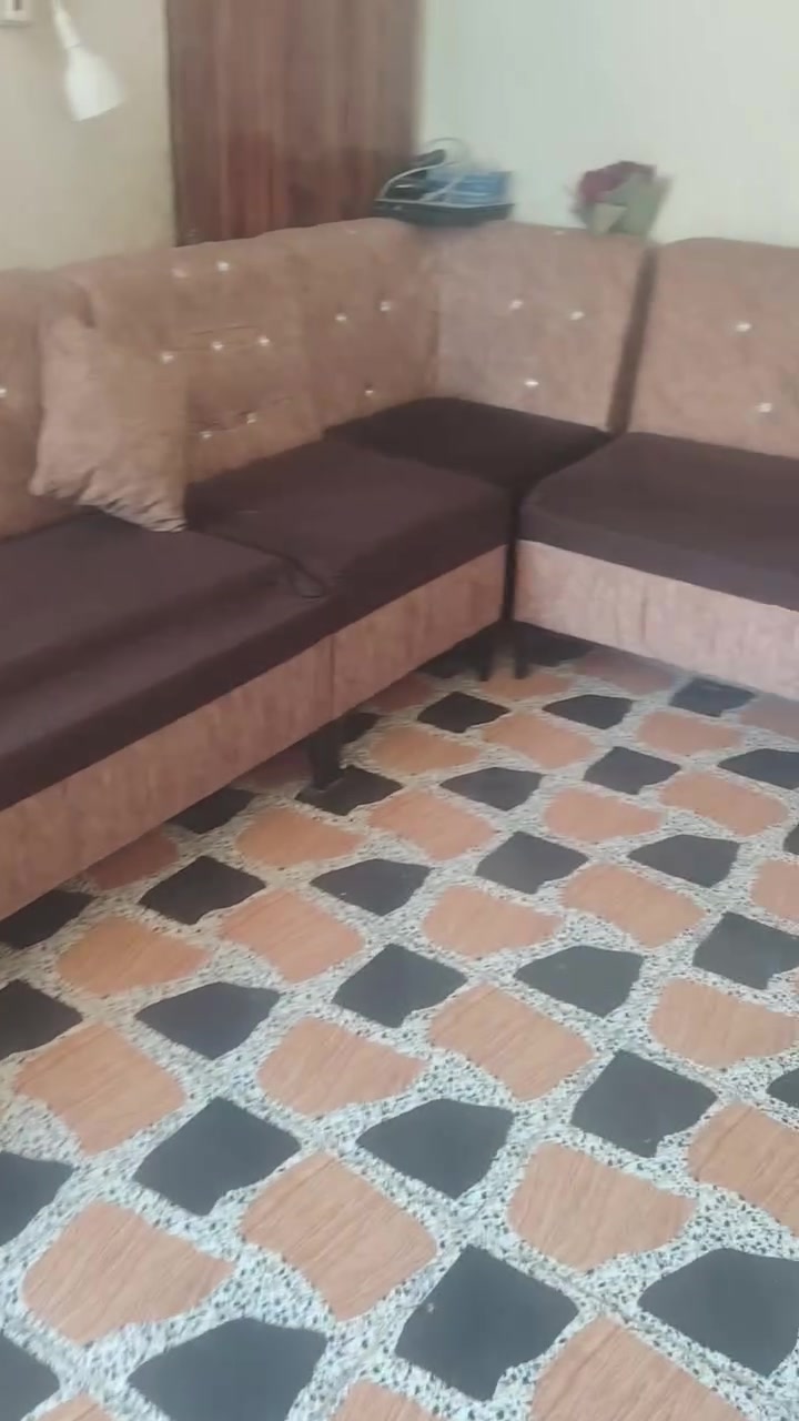 تخم للبيع نضيف درجه اولى 20 مقعد في ابي غريب حي الشهداء للتواصل واتساب ***********
