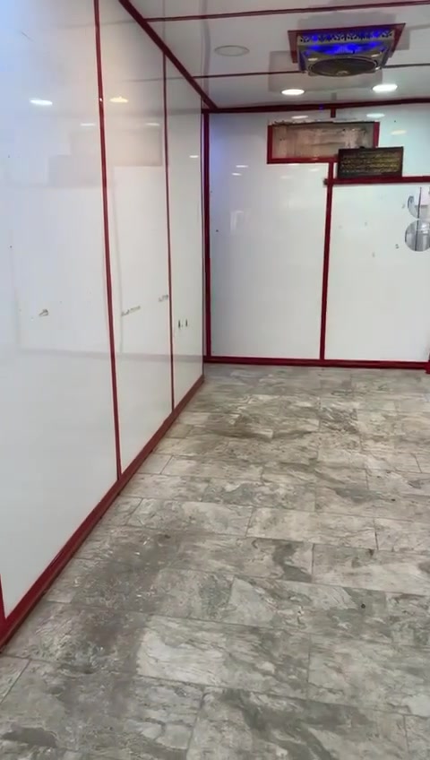 السلام عليكم محل للايجار 
العنوان شارع فلسطين مقابيل حلويات الحمداني 
على شارع لعام المحل كلشي يصلح وشغال 
للاستفسار  ***********
