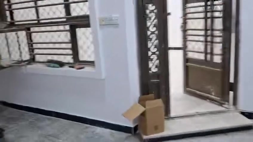 بيت للبيع مساحة 100 متر واجهة 5 نزال 20 
الفحامة بشارع جامع قوي العزيز الي بعدة مامبلط قرب مولدة وسام 
3غرف نوم ثنين فوك وحدة جوة 
حمامات ثنين داخلي 
سطحين كاملات وبيهن شتايكر
حمام خارجي 
الاستفسار الاتصال بلرقم ***********
