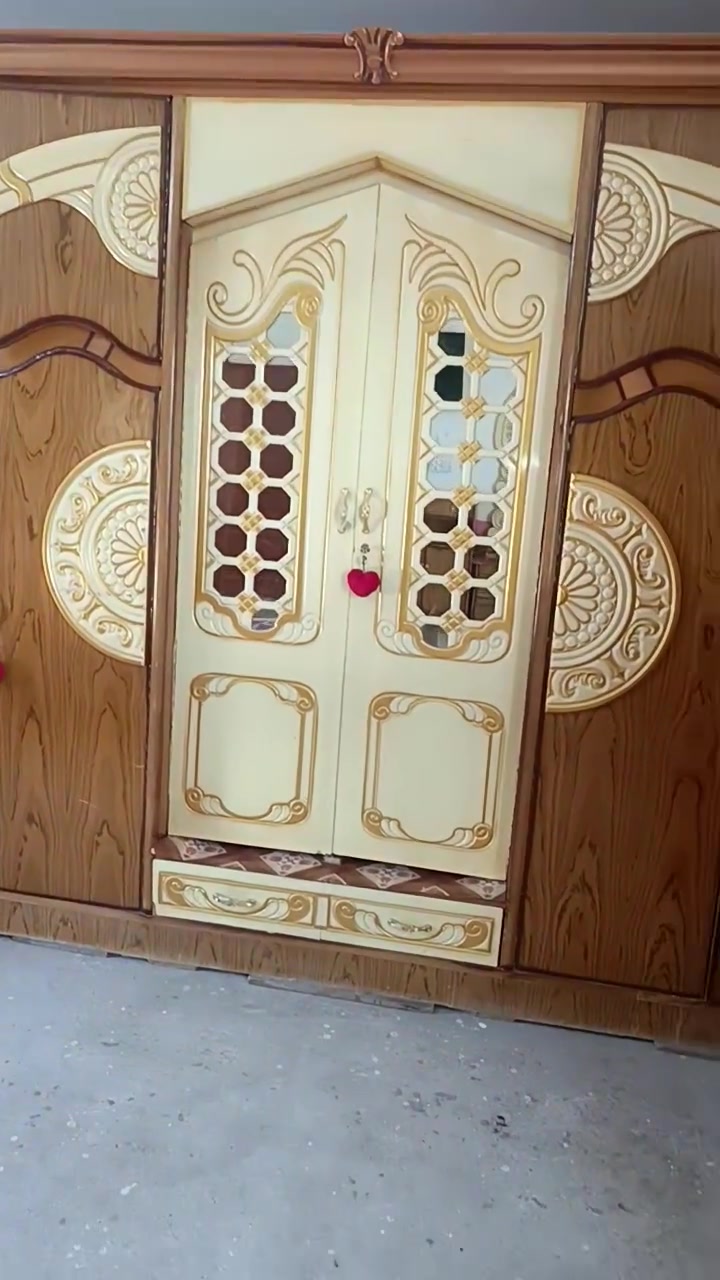 السلام عليكم يوجد لدينا غرفه للبيع للسعر والاستفسار ***********
