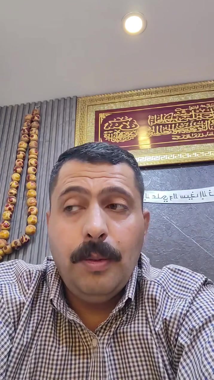 بيت مساحة 90م جبهة 9م ذو طابقين يحتوي على غرفة استقبال 4 غرف نوم
 2 حمام والمطبخ مشترك مع الحولي
 الموقع حي القاهرة الصناعة
 قرب خدمي القناة. 
للاستفسار اتصل ***********
