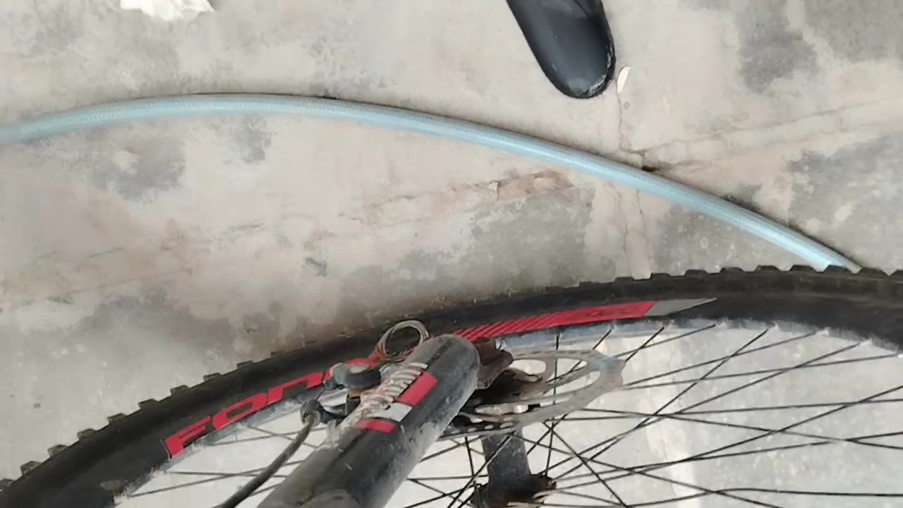 دراجة (بايسكل) جبلية للبيع - بغداد 🚴‍♂️
السلام عليكم شباب، بايسكل مستعمل بحالة جيدة للبيع.
​المواصفات والحالة:
​بايسكل جبلي ممتاز للاستخدام اليومي.
​الشد والدفع كير شغال وما بيه أي مشكلة بالتدوير.
​العيوب للمصداقية:
​الكير يحتاج تنظيم سيم / لان مايبدل للغير الثالث فقط.
​الكشن ثابت حالياً (حاشر) يحتاج فتح وتعديل للراغب بتغيير ارتفاعه.
​📍 المكان: بغداد
💵 السعر: 60,000 دينار (وقابل للتفاوض البسيط للجادين)
​للتواصل والاستفسار يرجى المراسلة على الخاص أو الاتصال على الرقم: [*********** ]
