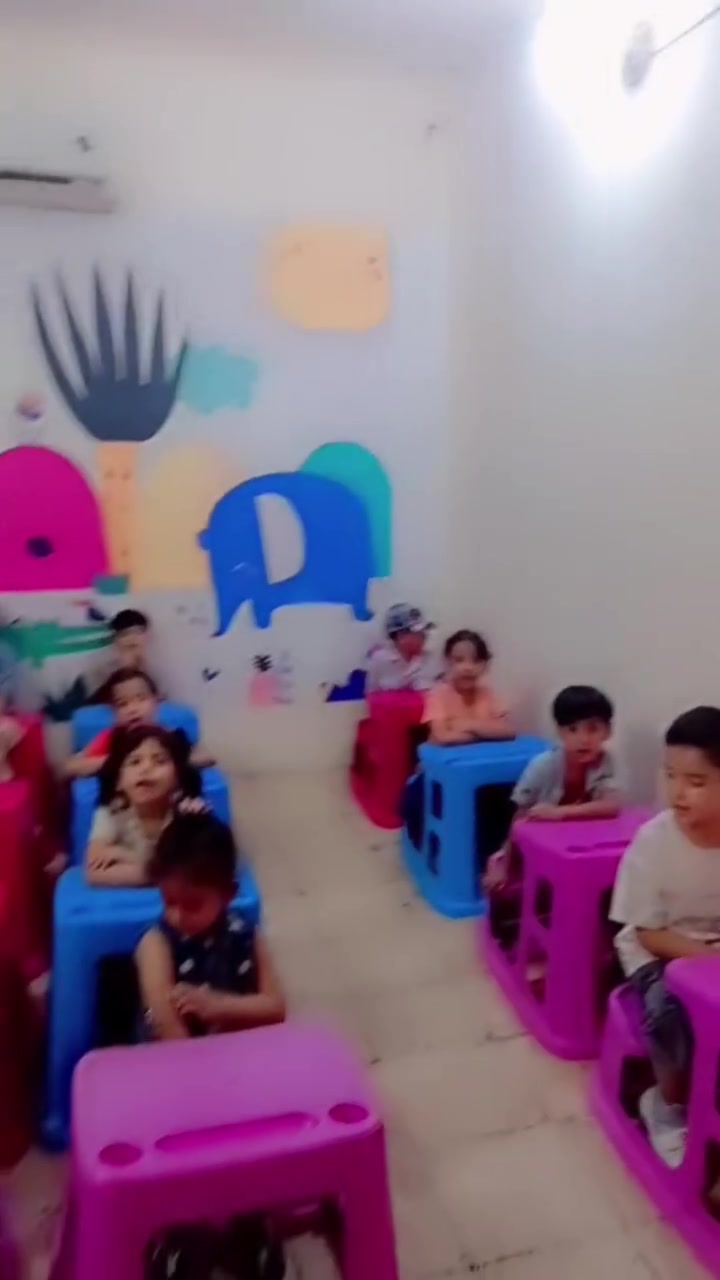 🌈 نتعلم باللغة الإنكليزية بكل مرح وحماس! 1️⃣2️⃣3️⃣
​في روضة الملاك الصغير، الألوان والأرقام تصبح أجمل وأسهل! ❤️✨
جانب من درس اللغة الإنكليزية مع أطفالنا الأبطال، حيث راجعنا الألوان، وتعلمنا اللون الأصفر (Yellow) 💛، إلى جانب مراجعة الأرقام حتى الرقم 5 (Five) بطريقة ممتعة وتفاعلية 🎨🎶.
​نسعى دائماً لتطوير مهارات أطفالنا وتأسيسهم بأفضل الطرق الحديثة والمحببة لقلوبهم 🌟.
​📍 العنوان: تقاطع الجريخي — مجاور سنتر الجريخي — مقابل بيت ورد.
📞 للاستفسار والتسجيل: الهاتف / واتساب: *********** 📱
​🌿 روضة الملاك الصغير.. حيث يبدأ مستقبل أطفالكم ✨
