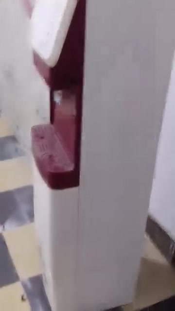 السلام عليكم عندي براد ماء جديد غير مستعمل بسعر مناسب 250 وبي مجال الي يريد الاتصال ***********
