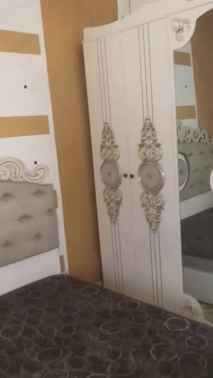 مرحبا شباب غرفه تركيه مستعمله 
10قطع نضيفه ومرتبه 
الغرفه مامفتوحة ولا مره علا اول شد 
سعرها ٤٠٠الف هية ودوشگها 
الضرر فقط المرايه الطولانيه المقعد من جوه فالت فقط واضحه بالصوره 

مكان بغداد رحمانيه الشعله

رقم الهاتف +واتساب ***********

انتبه
 10قطع ونضام قفل مو شد براغي 
يعني مو هاي ال٥قطع اليبيعوها ب٦٠٠
اني مشتريها بمليون و٣٠٠ الله شاهد

