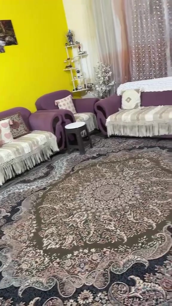 تخم نضيف جداً سعره 350 الف 
بردات سعرهن 50 الف

نص مكتوب في الصور:
- البرده للبيع ويا التخم سعر ٥٠