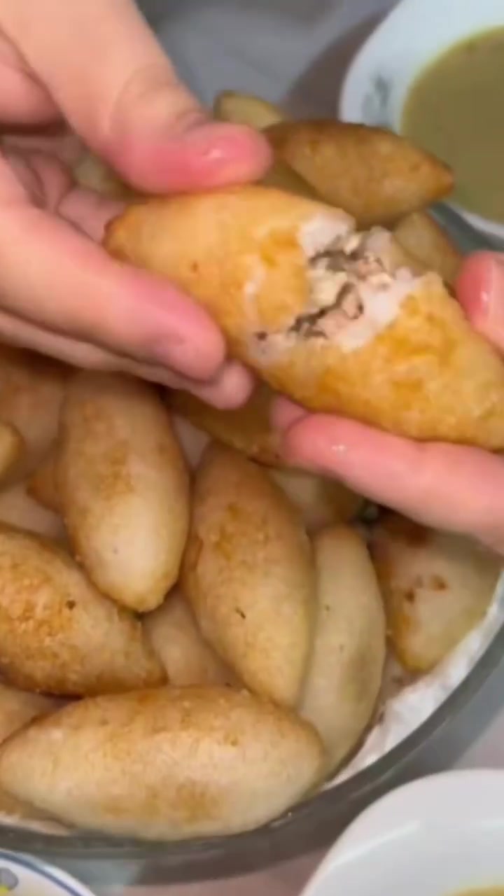 جمال كبتنه غير وخفه ومقرمش وريحته ولا غلطه اخذ وجرب مره وتطلبون الف مره مني حشو مليان
*********** رقم موبايلي للحجز عالخاص واتساب موجود
