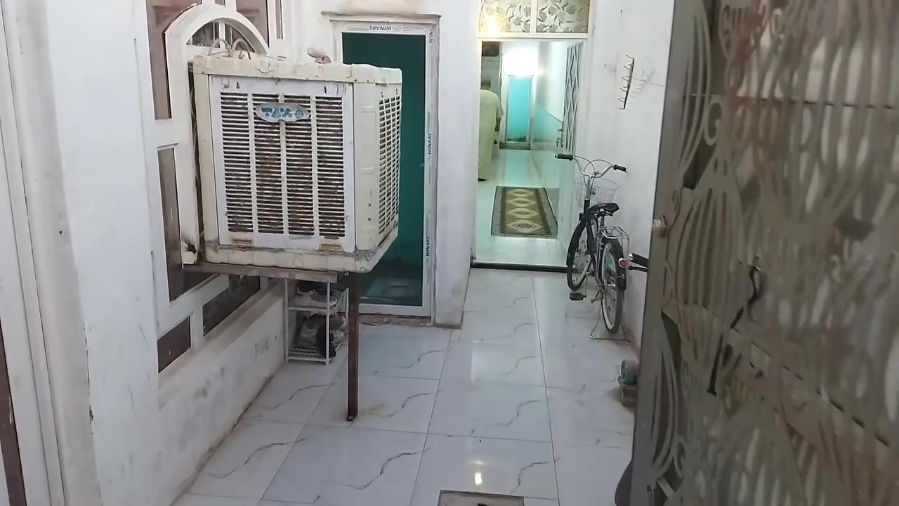 سلام عليكم بيت البيع مساحه 120متر يحتوي لبيت عله ستقبل ومطبخ وصاله وغرفتين حمامات ثنين مكشوفات ثنين بناه بلوك سكف صب كنكريت مسلح رضيت البيت بورسلين مكان لبيت مقابيل قريت الغدير بشارع المسسه وهذا رقم ابو لبيت ***********السعر 33مليون معه المجال
