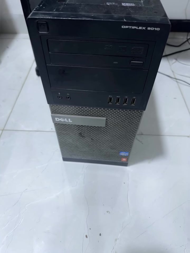 للبيع: تجميعة ديل (Dell OptiPlex 9010) كاملة وسريعة جداً – مال شغل ودراسة وألعاب!
اللي يدور جهاز أصلي، متين، وشغال طيارة، هاي الحاسبة لكطه ورخيصه ومحدثة بمواصفات ممتازة، كاملة مكملة ما تحتاج تشتري وياها أي قطعة ثانية
اذا تريد تلعب العاب قويه ضيف عليها كارت شاشه rx580 
وتونس اللعبه الي بالك نزلها وانت مرتاح 
المواصفات والقطع:
 المعالج: Intel Core i5-3470 بتردد يصل لـ 3.20GHz (أداء قوي ومستقر).
 الرام: 16 جيجابايت DDR3 (سعة كبيرة تفتح عدة برامج وألعاب بدون أي تقطيع). تكدر تضيف علي ياخذ بعد رامات 2 

 التخزين (الهارد): SSD سريع جداً نوع Lexar بحجم 512GB (إقلاع الويندوز بثواني وفتح البرامج فوراً) هم تكدر تظيف هارد ثاني 
 
الجهاز: كيس ديل أصلي الحجم الكبير  (Dell OptiPlex 9010) – يتحمل وكفاءة عالية.
 النظام: ويندوز 10 برو (Windows 10 Pro) أصلية ومفعلة بسيريال نمبر رسمي ملصق على الكيس نفسه.
 الشاشة: شاشة ديل (Dell) أصلية، وضوح ممتاز ومريحة للعين.
 الملحقات: كيبورد ميكانك  مرتب، ماوس 
ويوبي اس اصلي من شركه Fanshine Electronics.
اني مجرب عليها العاب اون لاين واوف لاين 
تتصل بيه اشوفك السرعه والاداء 
كل هذه ب (((350))))الف فقط (((قفل ))))
ماعدي  توصيل  تجي تشوف بعينك وتفحص وتاخذها 
مكاني بابل حله  
للتواصل على  واتساب ***********
