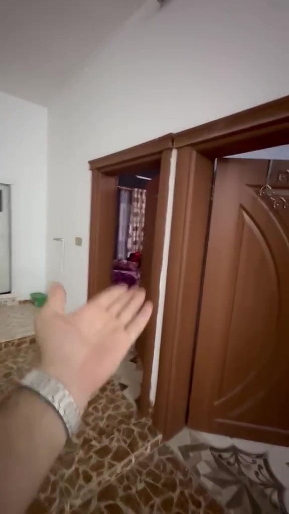 بيت طابقين للبيت مع كامل اثاث
٤ غرف نوم 
اتقبال كبير 
٤ سبالت من ضمنهم سبلت كنتوري 
كاونتر مع ملحقاته 
غساله ملابس و مواعين بعده ممشتغل 
غرفة نوم جديده 
موقع كركوك كوركه جال خلف مسبح جوهره 
شارع ٢٠ متر عريض قريب من المدرسه وروضه ومتوسطه 
للاستفسار 
***********
