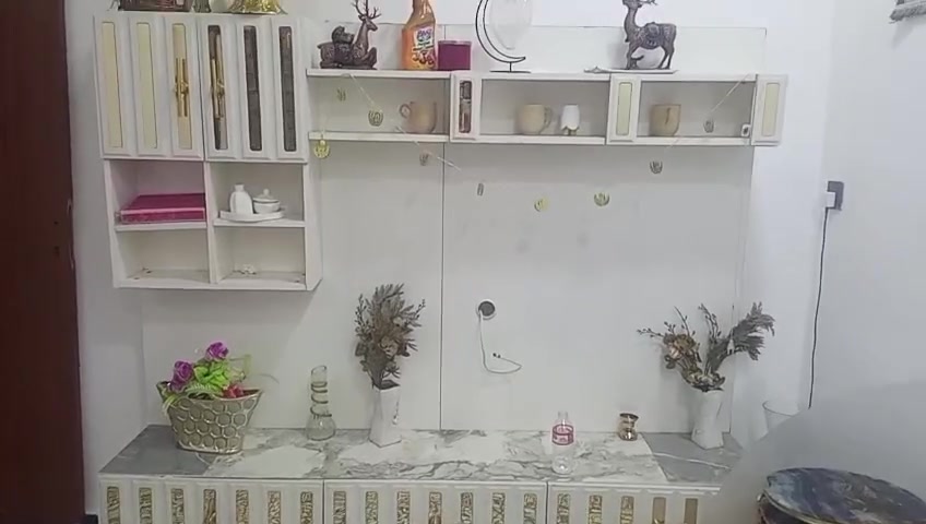 سلام عليكم عندي ميز بلازمه وعندي ميز طعام اربع كراسي اي ضرر مابيهم و كبلات تلاثه كلهن ب٢٠٠ هذه رقمي ***********
بغداد زعفرانيه اربع شوارع 
لا يوجد توصيل 
@إشارة

