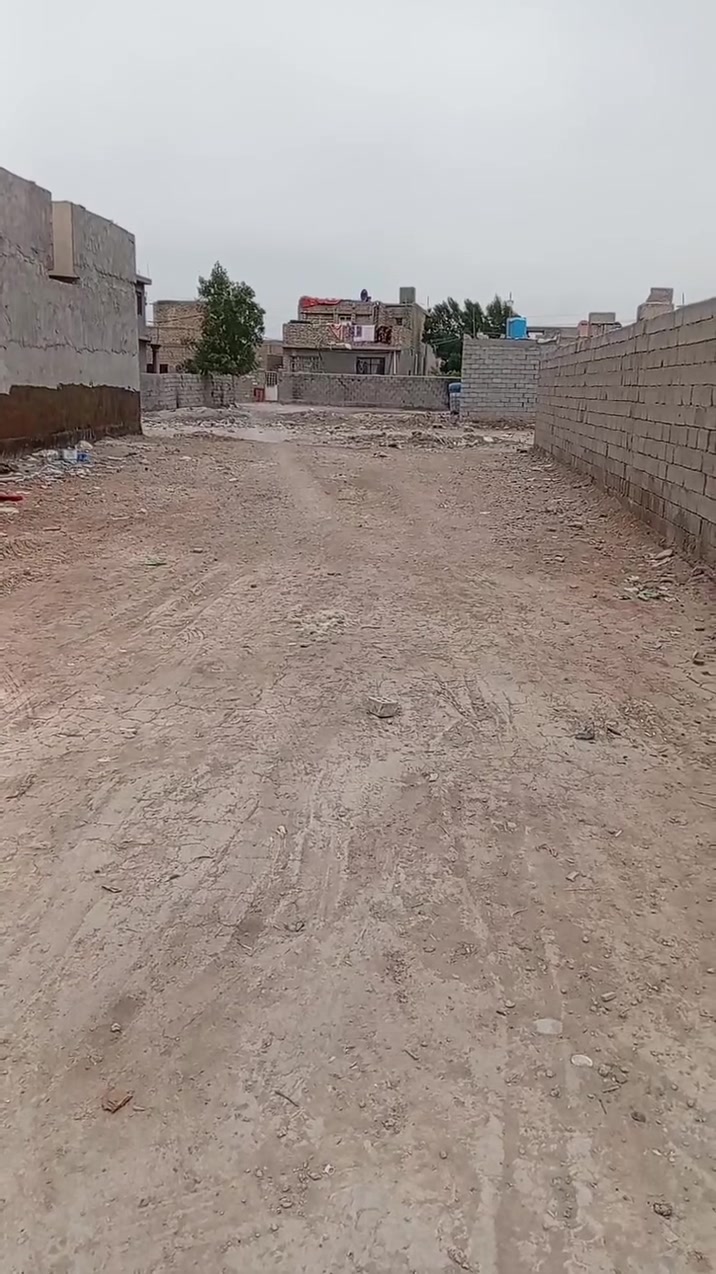 سلام عليكم قطعت أرض لبيع المساحه ٣٠٠ لوجه ١٠ ونص ونزال ٢٩ سدد جبور مي كهربا تبليط سند ٢٥ قرار محكمه بسمي ***********
