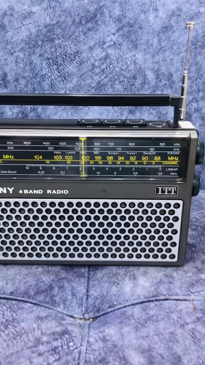 للبيع 📻
جهاز راديو من شركة ITT المانيا
نظافة الجهاز 95 % على شركة 
نظام الراديو FM / MW / SW / LW
كهرباء 220 V + بطاريات وسط 6 🔋
عرض الجهاز  24 عرض 17 ارتفاع 
سحب الراديو جداً راقي ونقي 🎼
للاستفسار اكثر مراسلة الصفحة 
وات ساب *********** ☎️
