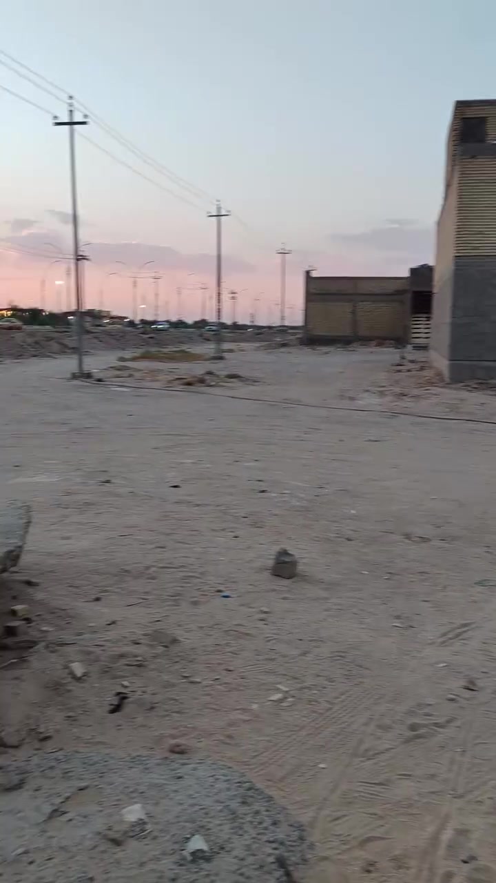 متاح قطعه للبيع حي الجهاد المساحه ١٠٠متر واجهة ٥متر 
 خلف هاذا البيت البتصوير  تبعد عن شارع العام  ثاني بيت هاذ تصوير كمله للخير مكلف بنشر هاذ رقم صاحب القطعه (***********)
