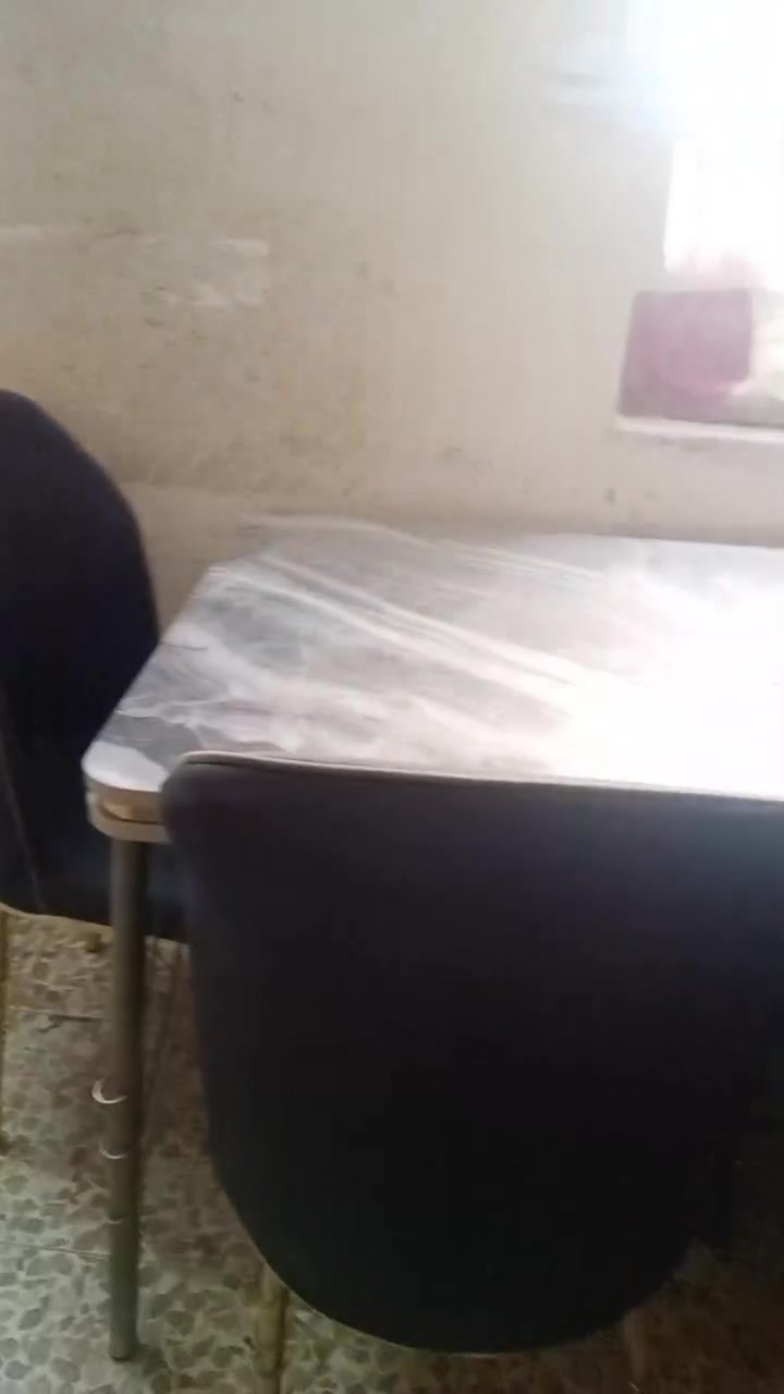 للبيع ميز طعام 6كراسي بس كرسي واحد مضرر الباقي مابيهن شي مدينة الصدر الحبيبيه ***********
