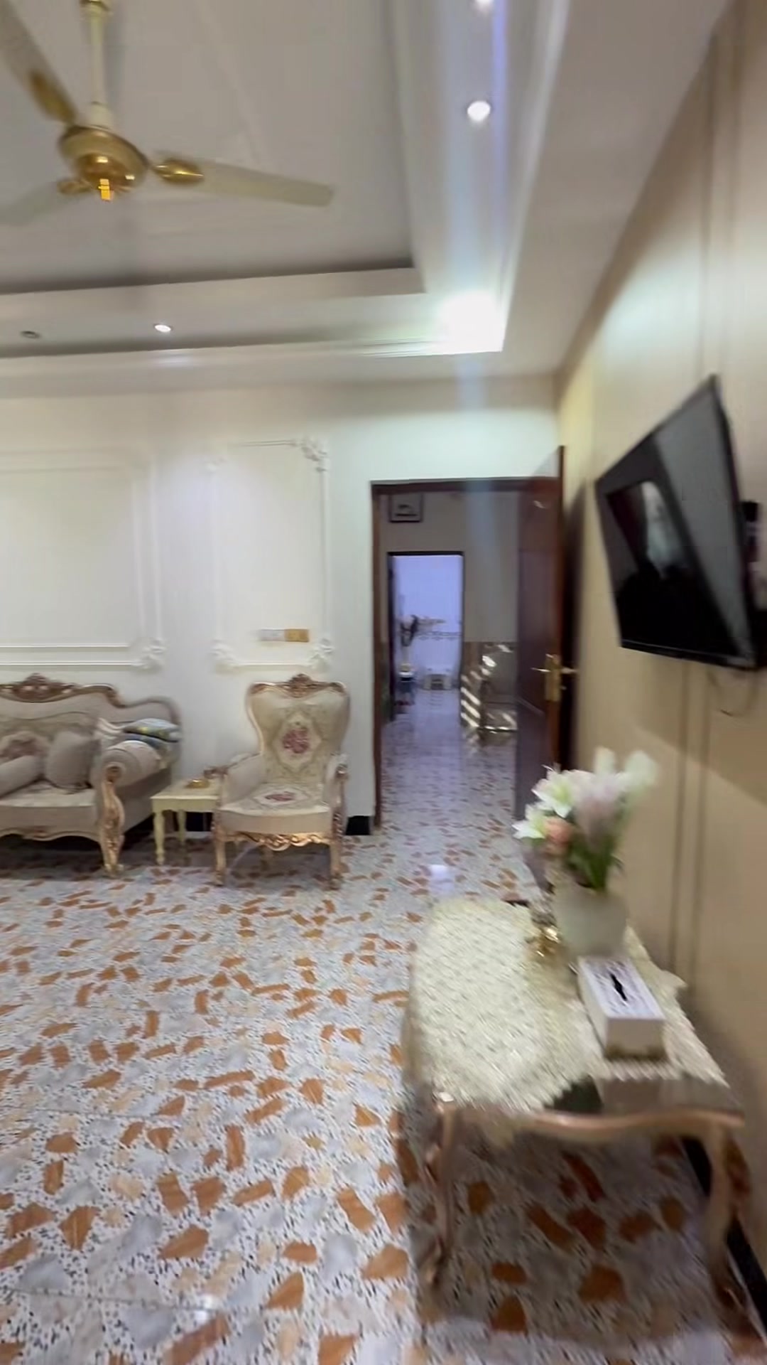 🏡 بيت للبيع - بناء حديث (طابوق) 🏡
📍 الموقع: الرمادي - قرب ساحة الاحتفالات
🔍 التفاصيل والمواصفات:
 المساحة: 400 متر مربع
 النوع: طابو زراعي (سند 25 تحويل مباشر)
 الخارج: كراج كبير + حديقة
🏛️ تفاصيل البناء (طابقين):
 الطابق الأول: استقبال + مطبخ (حار وبارد) + غرف عدد 2 + حمام داخلي وخارجي.
 الطابق الثاني: غرف عدد 3 + صالة كبيرة + حمام.
📞 للاستفسار والتواصل:
 عمر: ***********
 ربيع: ***********
📌 أو زيارة موقعنا:
مكتب اللؤلؤة للعقارات | الرمادي - شارع الصياغ #الشعب_الصيني_ماله_حل😂😂 #الانبار_الرمادي #بيت_للبيع #ترند_تيك_توك #عقارات
