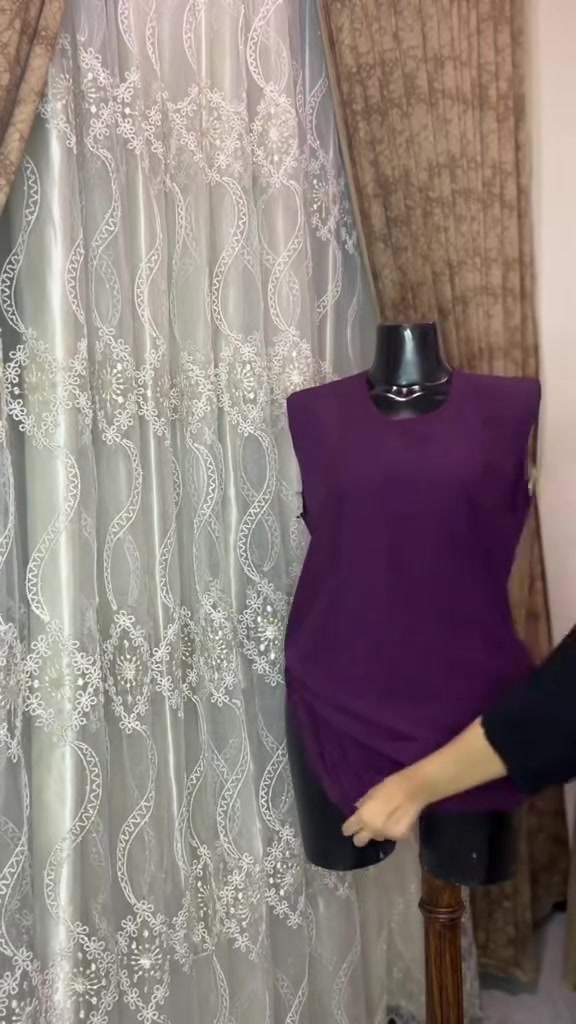 إطلالة تكتمل بها الهيبة.. البشت القطعتين لحضورٍ لا يُنسى."
***********
