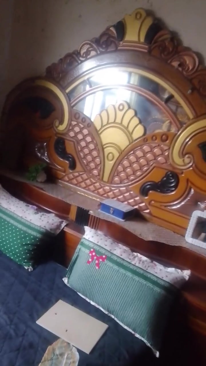 السلام عليكم عندي غرفه البيع 450 الف ***********
