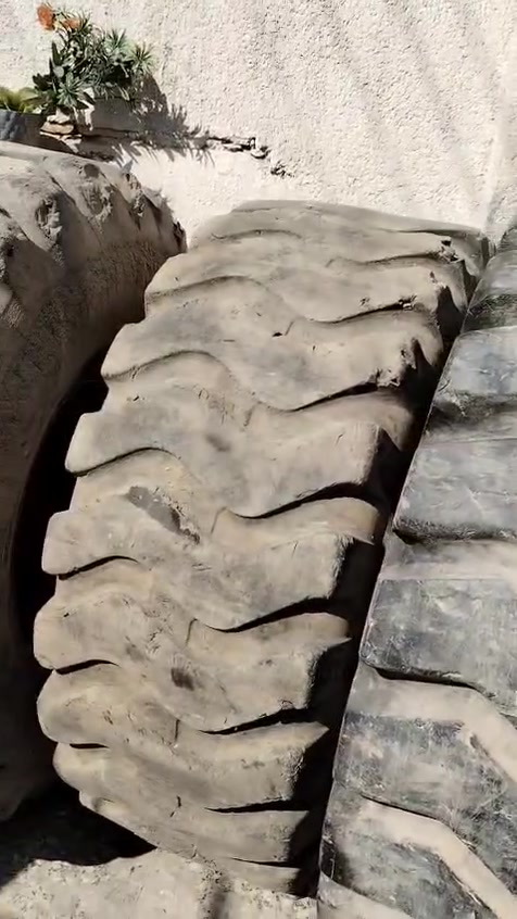 السلام عليكم تايرات شفل حجم 20.5.25   مكان بغداد  ***********
