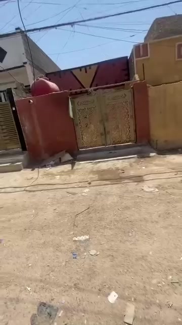 السلام عليكم بيت للبيع بدايه سبع اقصور رابع فرع قبل السيطره مقابل مطعم المائده بنص الفرع   يرهم مراوس بيت اكبر منه  ***********
