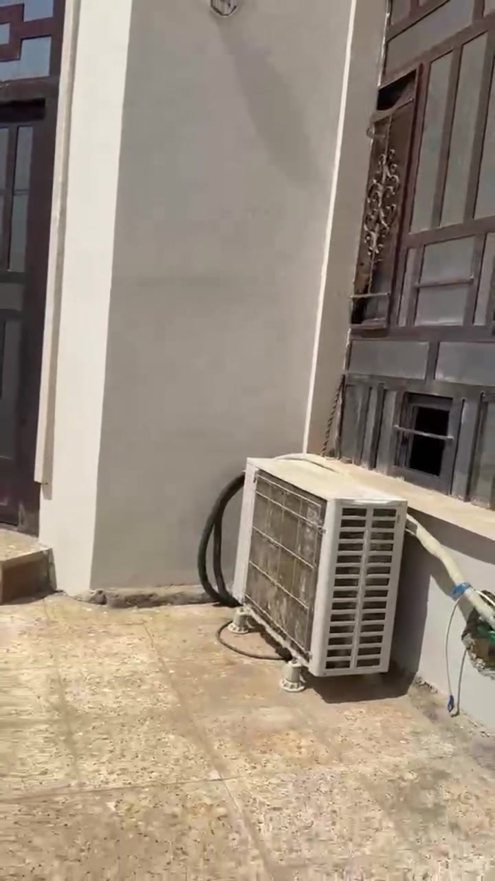 سلام عليكم دار الايجار يحتوي البيت عل غرفتين نوم وصاله ومطبخ وصحيات خارجية وداخليه وكراج يتسع سياره
يحتوي عل سبالت +كاونتر+بنكات  وبي برج اتصالات يعني كهرباء بلاش متتدفع مولد عنوان الزراعه استفسار اتصال ***********عنوان المكتب الزراعه خلف بطاقه الموحده 
سلام عليكم دار الايجار يحتوي البيت عل غرفتين نوم وصاله ومطبخ وصحيات خارجية وداخليه وكراج يتسع سياره
