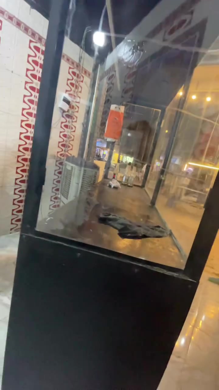 سلام عليكم غراض مطعم للبيع
حمايه ٤بلانكات جديده  سعر ٣٠٠ الف
جام خانه العرض ١٨٠ والطول مترتين سعر٣٠٠ الف
مكان الغراض بغداد مشتل 
***********
