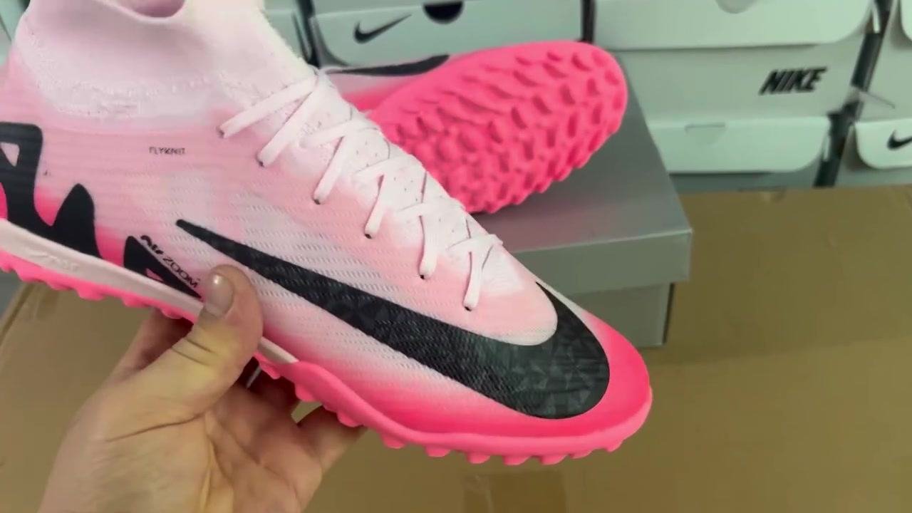 هذا الحذاء هو نايكي زوم ميركوريال سوبرفلاي 9 (Nike Zoom Mercurial Superfly 9)، 
يتميز باللون الوردي مع تفاصيل سوداء ونعل مصمم للعب على الملاعب العشبية الصناعية (Turf).
اسم الطراز: Nike Air Zoom Mercurial Superfly 9 Elite TF.
نوع الملعب: مخصص للملاعب العشبية الصناعية (Turf/Society).
المميزات: يأتي بتصميم "شراب" (High-Top) لثبات الكاحل، وتكنولوجيا Air Zoom للسرعة.

قطعه وحده قياس 40 
صناعة بوسنه اعلى كوالتي 
كربلاء حي الحر قرب مجمع ليمونه 
***********
بيع مباشر فقط
