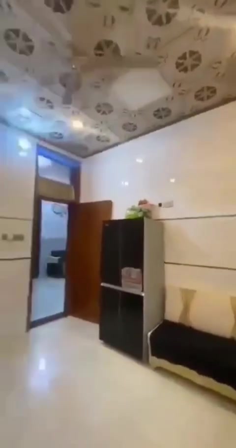 للبيع دار  ركن سكني حديث البناء (بناء سنة 2023) الموقع:بكرلي ـ قرب مول فيروز فرع علي الحميري 
المساحة: 200 متر مربع.
مواصفات الدار:
4 غرف نوم، منها غرفة ماستر (سويت).
استقبال واسع.
كليدور.٨م
طارمة.
مطبخ حار ومطبخ بارد.
4 مجاميع صحية.داير  شكل حرف (L).
المميزات:
قريب من الشارع الرئيسي.
منطقة مخدومة بالمجاري.
كهرباء ثري فيز.
خط مولدة ذهبي.
نظام كاميرات مراقبة (سستم كامل).
بناء حديث وجاهز للسكن. ***********
