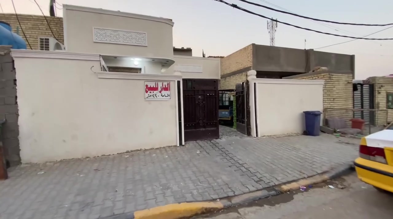 السلام عليكم بيت للبيع المساحه 220 موقع البيت مدينه الصدر حي طارق شارع القديم قرب ابو اكرم الكصاب قريب على شارع العام للاستفسار ***********
