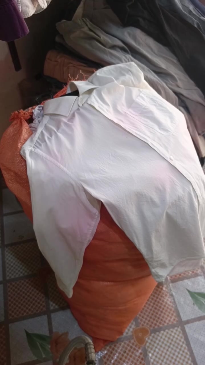 السلام عليكم
قميص ابيض تصفية بالة درجة اولى 
السعر الف دينار 
شبابي. ورجالي
عندي توصيل
‏‪***********‬‏

نص مكتوب في الصور:
- CAMON 30
- 23mm f/1.8 1/50s ISO167