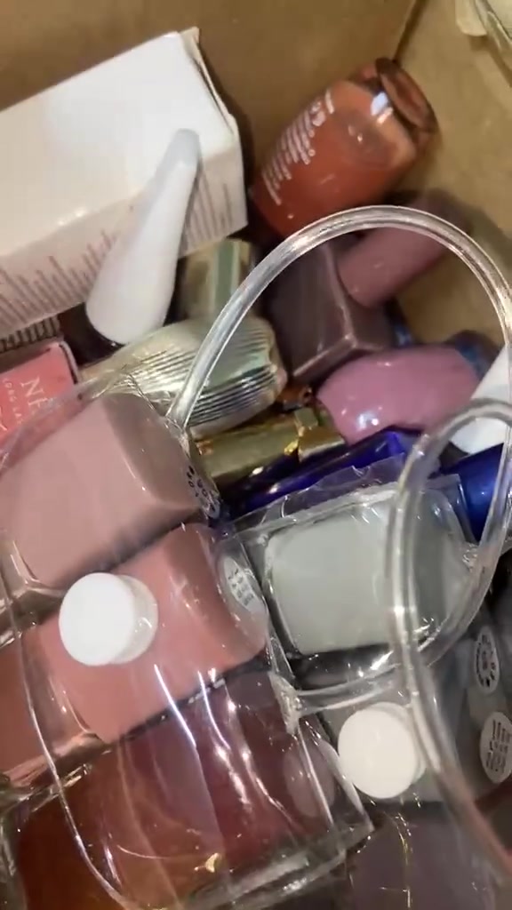متوفر كراتين جمله مكياج وعنايه اوربيه واظافر ورموش بأسعار مناسبه للحجز والاستفسار على الرقم واتساب
***********
