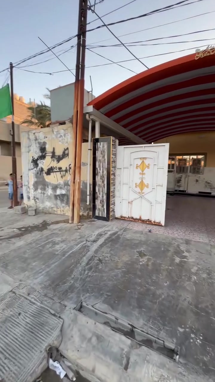 دار مساحة 235 متر طابو صرف ركن طابق واحد خلف مطعم السلطان يتكون من غرفتين نوم صاله استقبال ومطبخ ومجمع صحيات موقع جيد ان شاء الله 
وبسعر 210 مليون وقابل للتفاوض
استفسار 
***********
