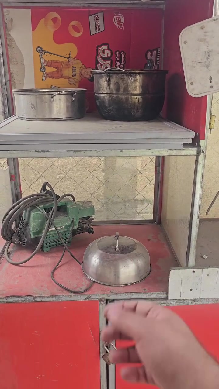 عربانة للبيع عمل 
تكدر تبيع بيها (شاملة_ حب _ جبس _ بطاطا حلزونية_ ذرة)
عمل قوي و مرتب مع قناني عدد ثنين 
السعر النهائي ٦٠٠ الف 
الزعفرانيه ***********
