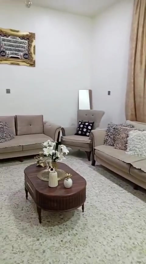 سلام عليكم يوجد بيت للبيع مساحه 250 متر يحتوي على 2غرف نوم واستقبال ومطبخ وحولي وصحيات علمأ ان البيت بناء طابوك  طابو زراعي سند25 العنوان بغداد الراشديه قرب البحيرة الاتصال على الرقم ***********
