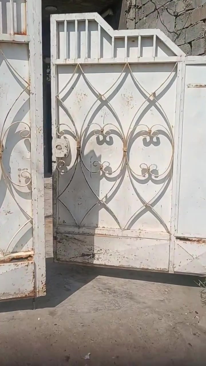 سلام عليكم بيت البيع مساحه 200 متر حي جبيل قرب جسر الثالث طابو زراعي شارع 10م سعر 55 وبيه مجال
