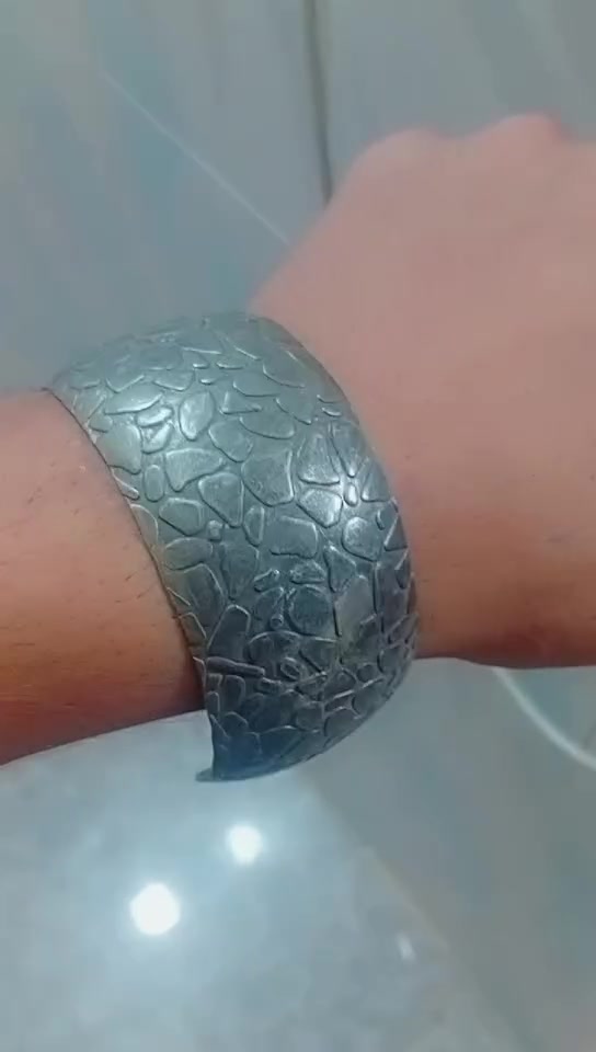 السلام عليكم للبيع سوار فضه ٩٢٥ وزنه ٣٧ غرام العنوان بغداد الدوره رقم ***********
