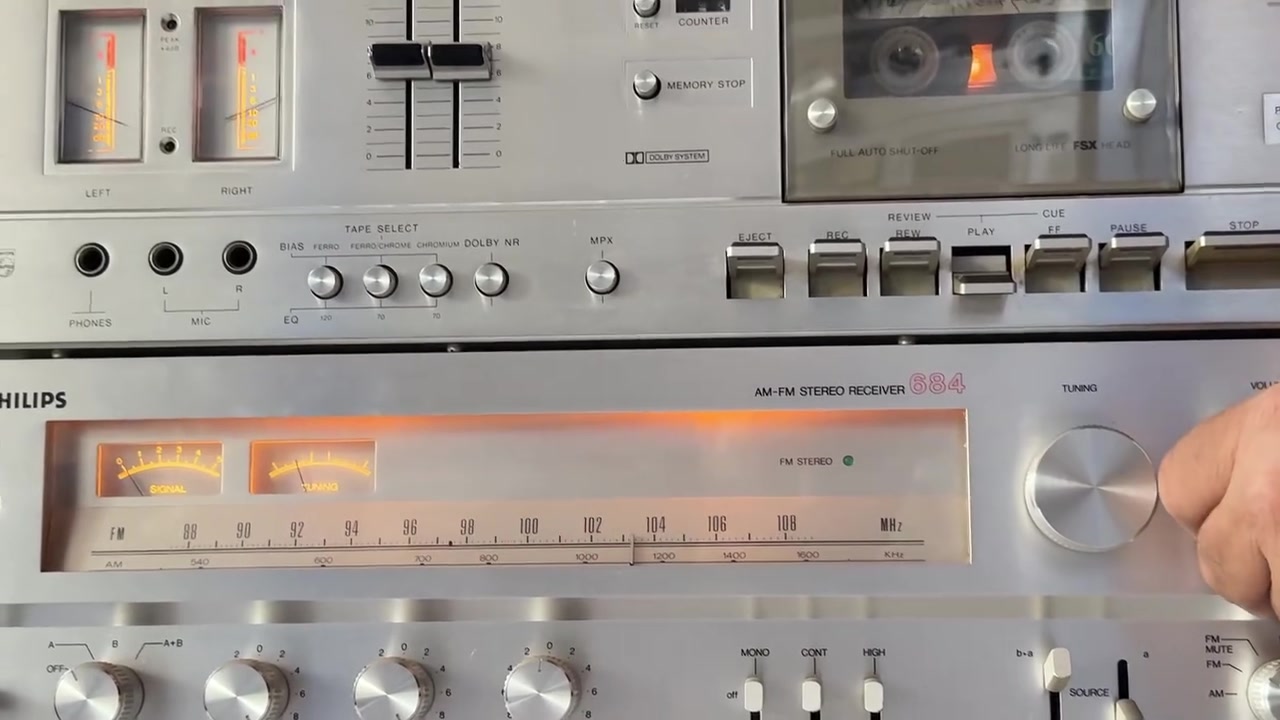 للبيع | طقم فيليبس كلاسيكي أصلي (Philips Vintage Hi-Fi) 🎶ملاحظه حجم الجهاز((48)) وارتفاع القطعه ((14))مجموع القطعتين ((29))واجهة ألمنيوم فضية مميزة.
مواصفات الجهاز:
340W
كهرباء ⚡️ 220
عمر الهيد طويل المدى
مع موصلات الاسبيكر اصليه 
📻 تيونر AM/FM بحساسية استقبال ممتازة.
📼 مسجل كاسيت Philips N2543 Hi-Fi Cassette Deck.
🎚️ عدادات VU بإضاءة كلاسيكية لقياس مستوى الصوت.
🔊 دعم Dolby NR لتقليل تشويش أشرطة الكاسيت.
🎤 مداخل مايكروفون وسماعات رأس.
🎛️ تحكم بالباس والتريبل والبالانس.
✨ تصميم فينتاج فاخر مناسب للاستخدام أو الاقتناء.
الحالة:
نظافة ممتازة كما موضح بالصور.
واجهات نظيفة وإضاءة العدادات تعمل بشكل جميل.
📩 للاستفسار أو الحجز، راسلني على الخاص.او الاتصال ***********
جهاز مميز ونادر، مناسب لهواة أجهزة الصوت الكلاسيكية وجامعي التحف الإلكترونية.
