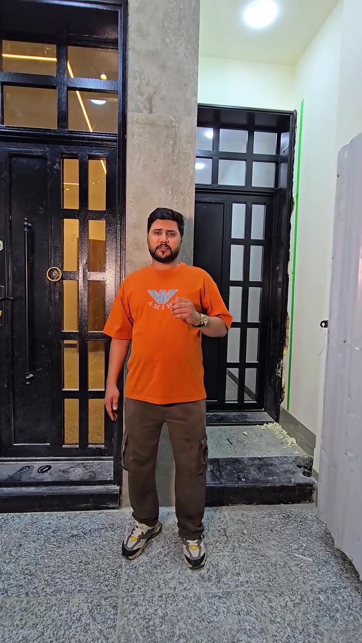 🏠 بيت للبيع – حي الخليج

📍 الموقع: حي الخليج، خلف مرور الرستمية
📐 المساحة: 100 م²
🏗️ البناء: طابقين ونصف
🧱 بناء 9 إنج

مواصفات البيت:
• مصبوب بالكامل من الرفت إلى الطابق الثالث
• توجد وصولات وفحوصات للبناء
• كهرباء بوري من شركة الفنر، ضمان 5 سنوات
• صحيات من نظام عمل الشريف، ضمان 5 سنوات
• كوبلنات شبابيك مرمر
• غربيات في الطابق الأول والثاني
• أرضيات كرانيت 60×60 وبورسلين
• أبواب صاج وخشب
• بابان للمدخل: باب استقبال وباب للبيت

💰 السعر: 165 مليون دينار عراقي

📞 للاستفسار والتواصل:
***********
واتساب أو اتصال

🏠 التواصل مباشرة مع صاحب البيت للجادين.
