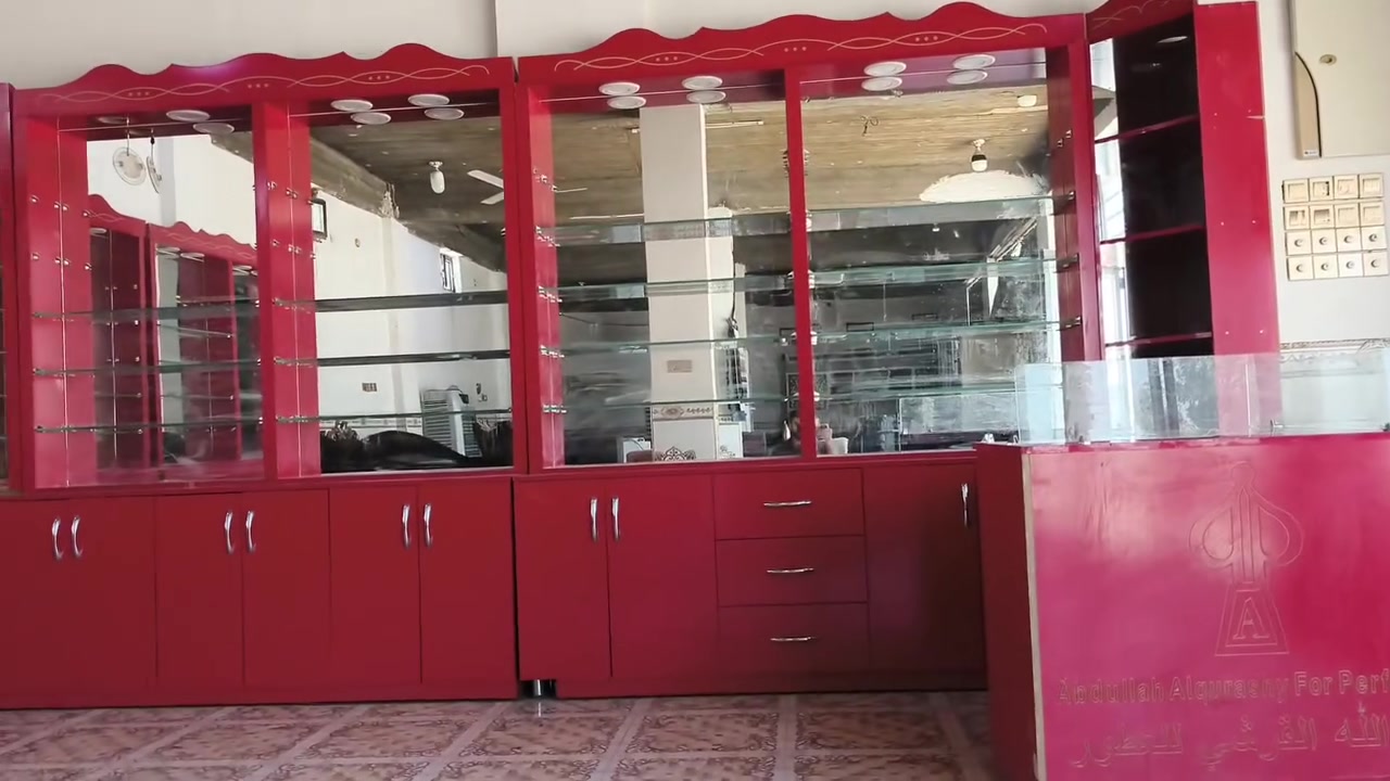 السلام عليكم صالون للبيع مكاني رمادي والسعر اتصل على الرقم ويتدلل الشراي***********
