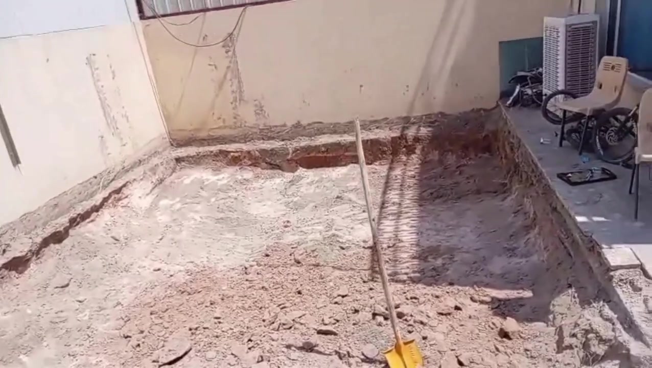 السلام عليكم اخوان  حفر حدائق وتنظيفها ورفع مخلفات السبيس الأنقاض وتبدليها بزميج او تربه صالحه الزراعه في مجمعات داخل النجف الاشرف فقط اتصل على الخط  *********** او   ***********واتساب
