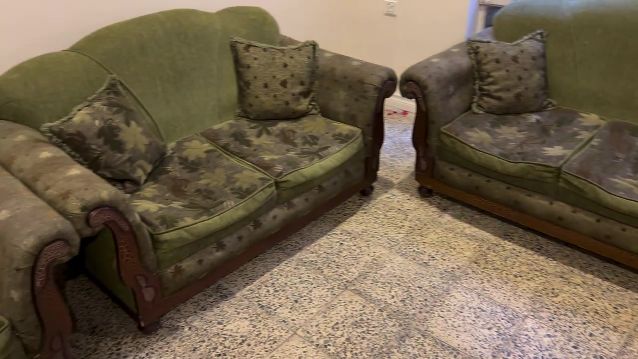 السلام عليكم
تخم 8 مقاعد نضيف جدا بدون عيوب 
اخذتة قبل سنة ب1900 مليون ابيعة ب400 مكاني حي الجهاد
***********
