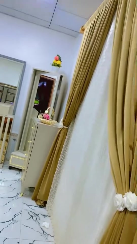 السلام عليكم 
للبيع غرفه نوم تركي  11قطعه 

موديل قيصري 
استخدام قليل كلش جديده 

مواصفاتها 

14 مرايه ضد الكسر 
جربايه جكات 
اناره مخفيه 
ميز بلازمه كلش جبير وياها 

ماخذها ب3 
رايدها ب2

العنوان ناصريه/كرمه بني سعيد 

***********
