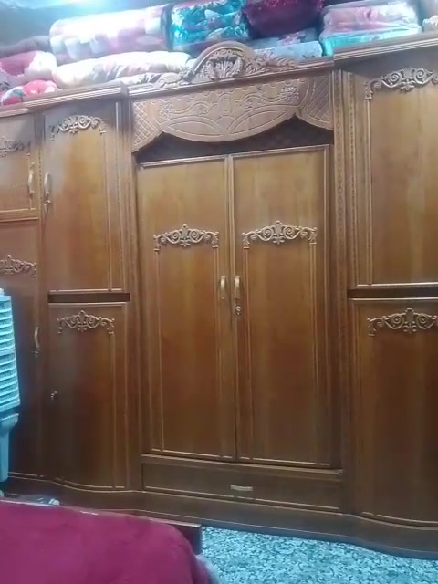 غرفة صاج قوي كنتور 6 بيبان جديدة نطيفة ما مستعملة هواي فقط ميز المراية بي ضربات اما الباقي كوله نضيف السعر 900 وبيهة مجال
شنو موقعك بالضبط؟ (المنطقة/الحي) حتى الزبون يعرف منين يستلم الغرفة؟: 
سلمان باك -الوردية
الغرفة تتكوّن من شنو بالضبط: سرير، دولاب، كومودينات، ميز مراية؟ وكم قطعة كاملة ويا السعر 900؟: 
جرباية وميز مراية وزاوية وكنتور
بالنسبة لميز المراية، الضربات بيها بس خدوش لو كسر/تشقق؟ وهل باقي القطع بيها أي ملاحظة ثانية؟: 
باقي القطع نضيفة فقط ميز المراية بي ضربات