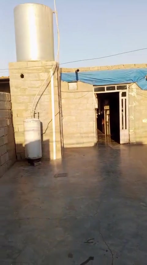 السلام عليكم 
دار للبيع 
الموقع:كركوك _ حي النصر _ خلف مستشفى حي النصر.
الدار يتكون من(2 غرف نوم/ 3.25x5 )
(هول + مطبخ مفتوح/8x4 + حمام داخلي )
(مخزن خارجي3x4.70 + حوش كبير )
المساحة 200 متر 
الاستفسار الاتصال بالرقم: (***********)
