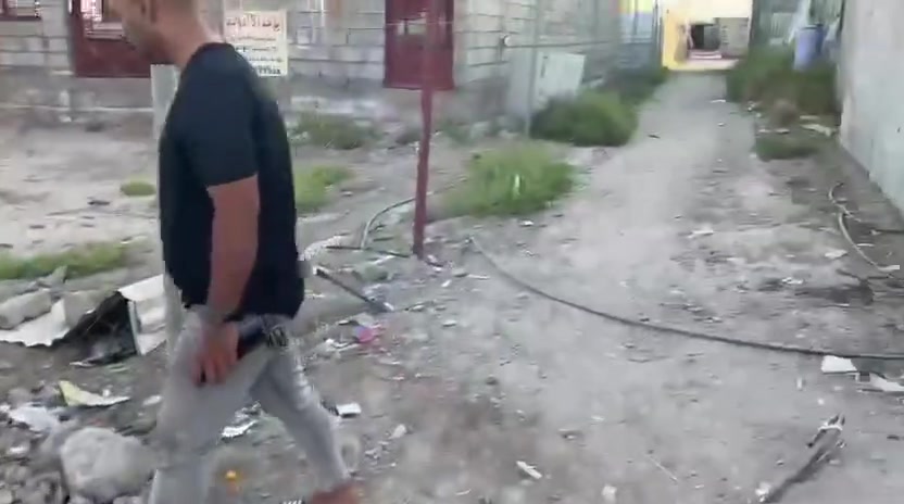 السلام عليكم
بيع قطعه أرض مستعجله

العنوان هورجب شارع المفاليس مساحه 300

 سند 25

شارع مكصوص هل  ايام يتبلط مفروش سبيس ماء كهرباء واصللها

للاتصال....***********
