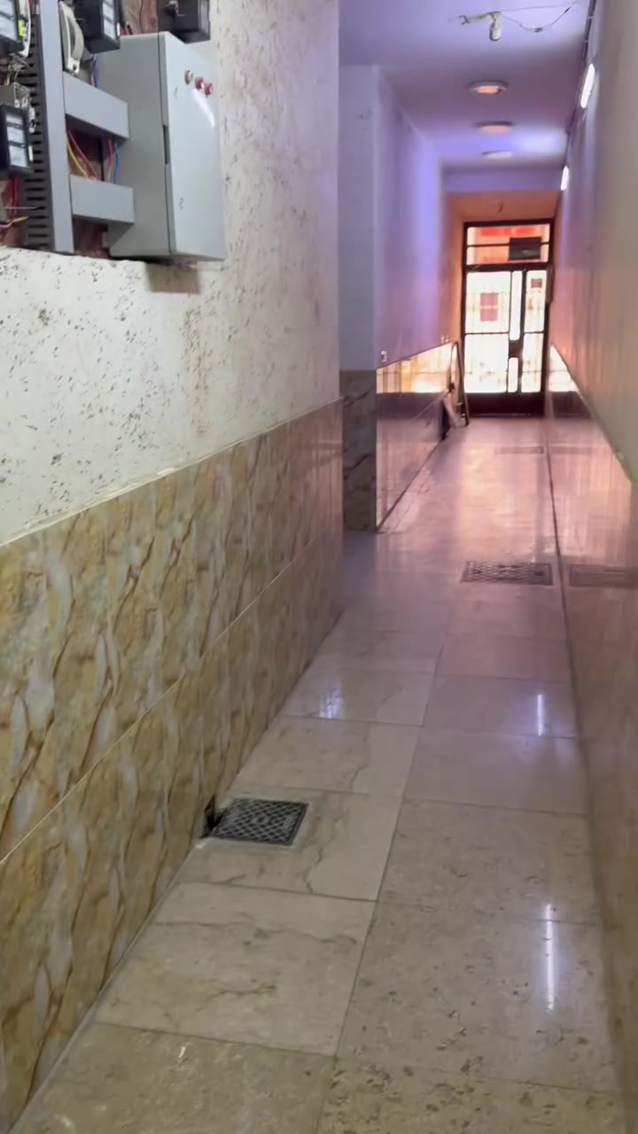 للأيجار شقه طابق ارضي محله 712 تحتوي على غرفتين وصاله ومطبخ وحمام مشترك أيجارها 800 الف قفل اني صاحب البنايه بدون دلاليه مبايل *********** ابو علي
