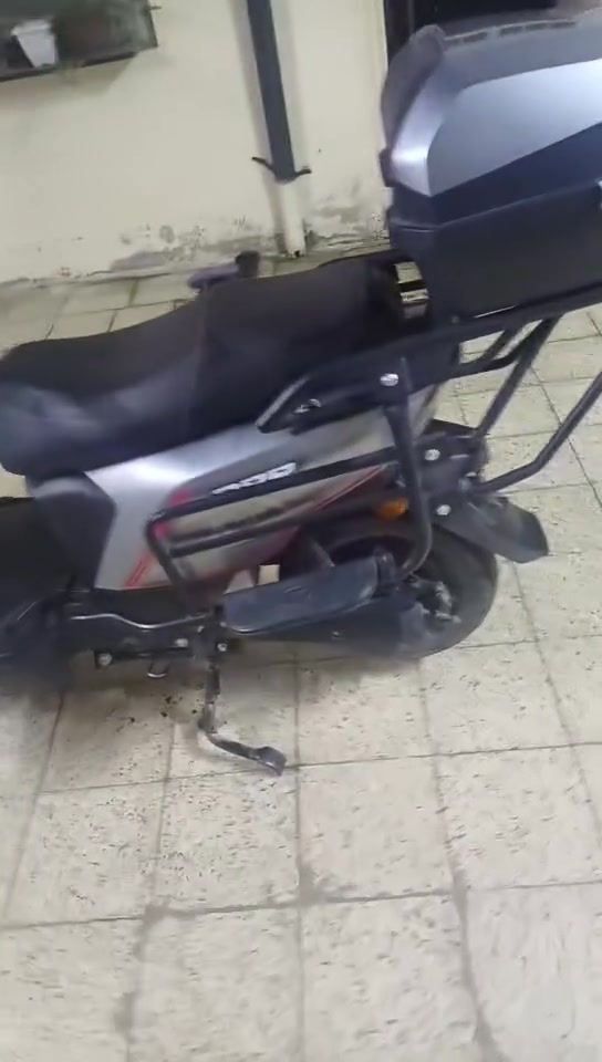 ماطور سكنس للبيع
نضافة 90 بل 100 
6 بطاريات 3 من البطاريات منتخات بس كلشي ما عليهم شرط 
ضوء عالي ناصي رماش شرط 
خلاط اربع ايشاير 
ملف 2000 
يمشي 50 كيلو متر بل شحنة الواحدة 
جديد مدرع بل كامل بي صندوق 
السعر 950 الف 
للتواصل عل رقم ***********
ماسنجر مفتوح للي ايراسلني 
يرهم امراوس اب ريان او 318 ايكون نضيف
