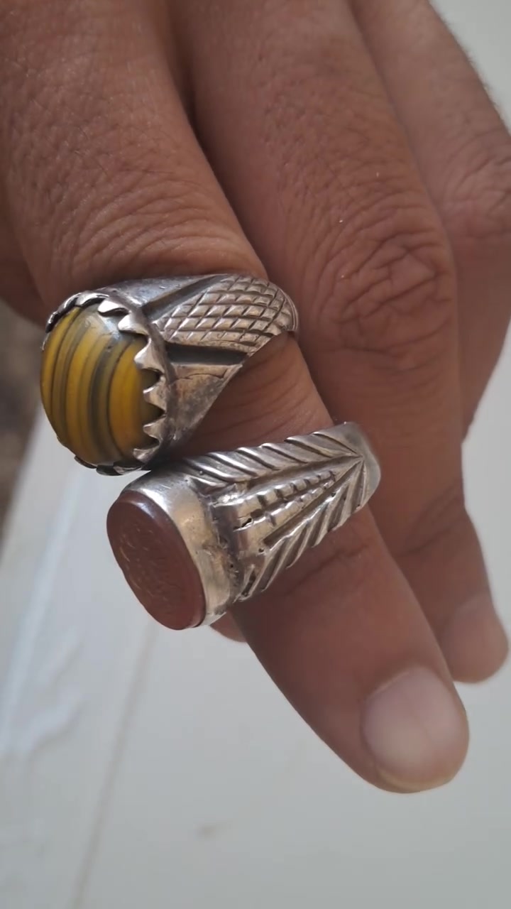 السلام عليكم
محابس 2 عقيق يماني وثاني عين الهر الأصلي شرط الأصلي وقديمه وصياغه حلوه وثقه وحلوات واصليات
***********
