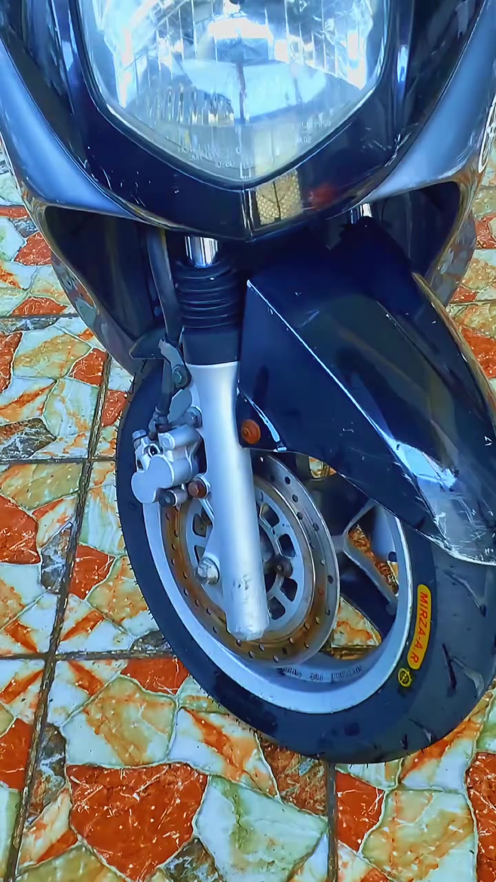 السلام عليكم سكنس نثيه 110 دراجه حلوه وظيفة تايرات جدد كابريتر جديد  المكينه نضيفه خير من الله  لون اسود  رايده 600 الف  مكاني بغداد حي جهاد للاستفسار ***********
